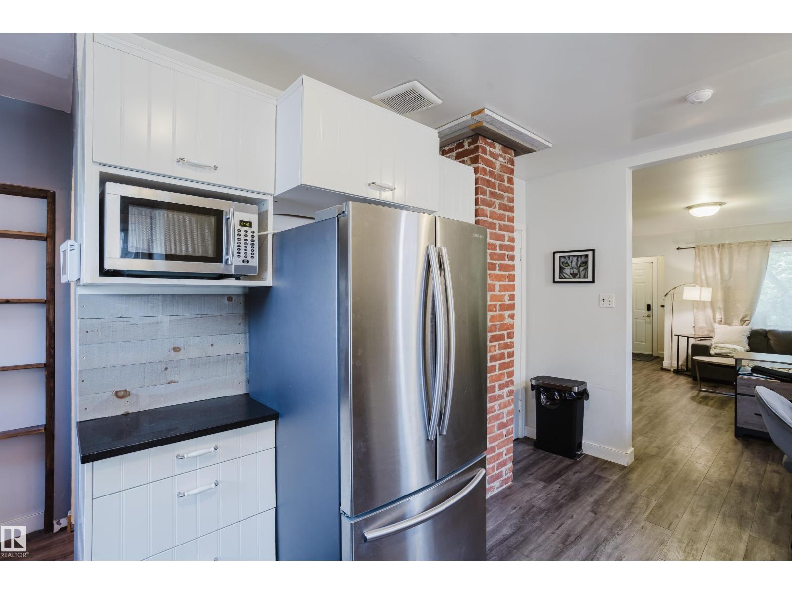 10623 76 AV NW - 14