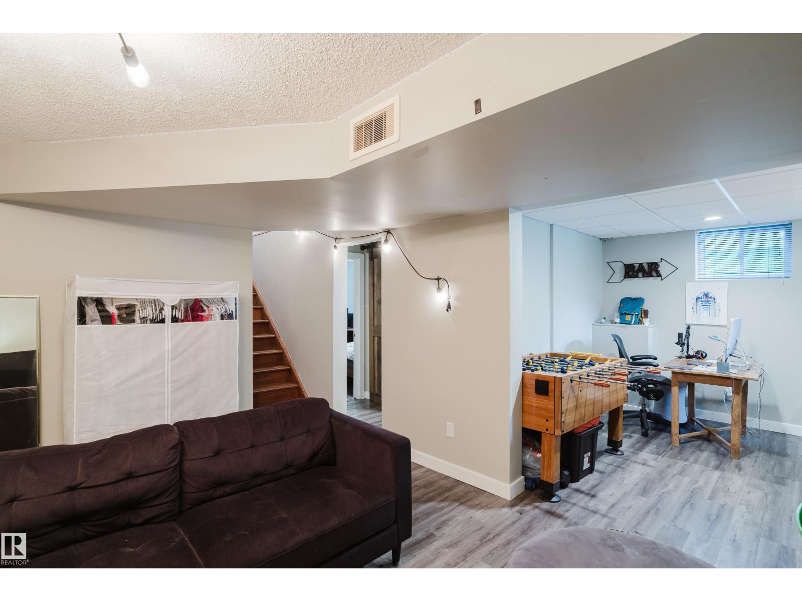 10623 76 AV NW - 31