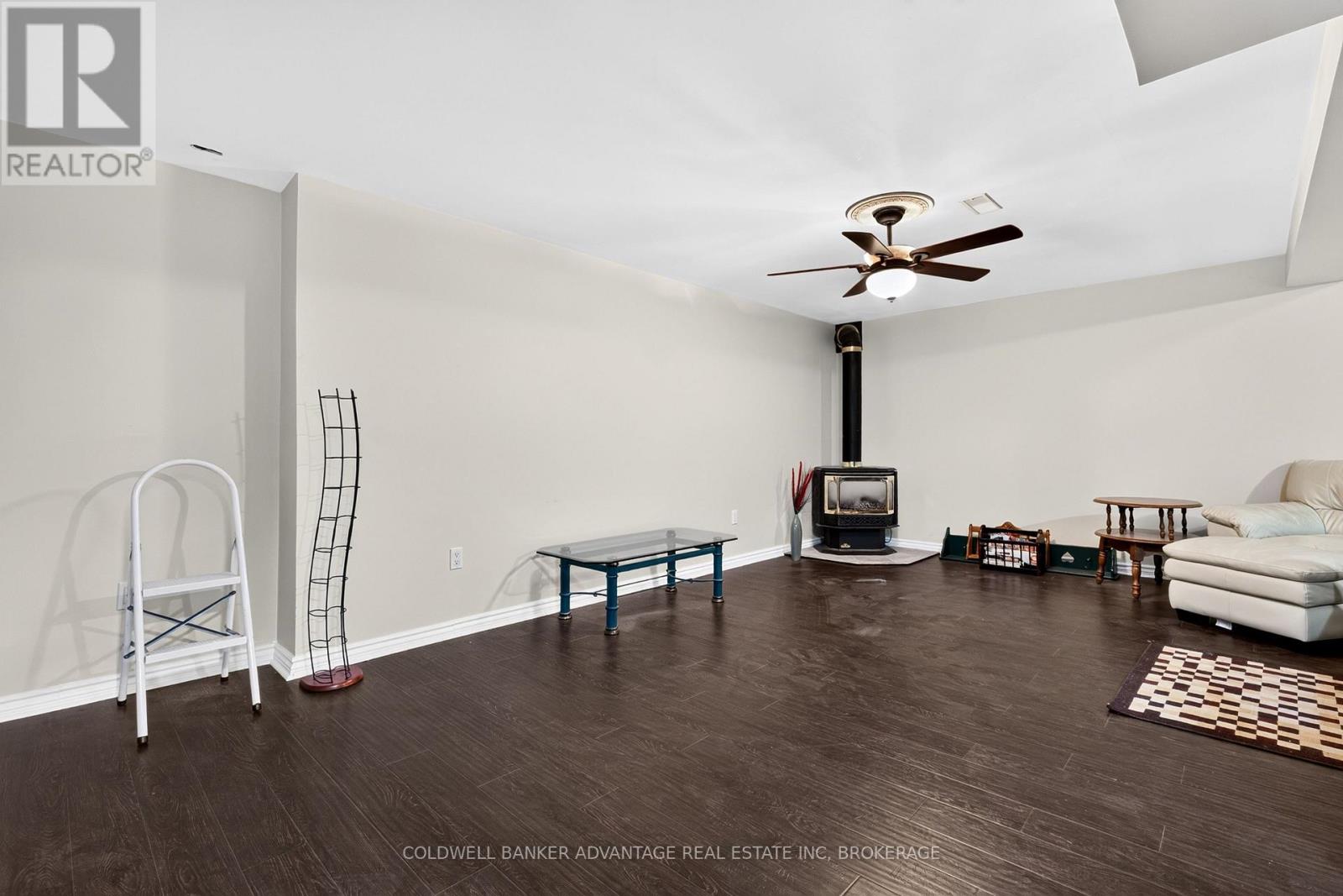 #1 5595 DRUMMOND ROAD - 16
