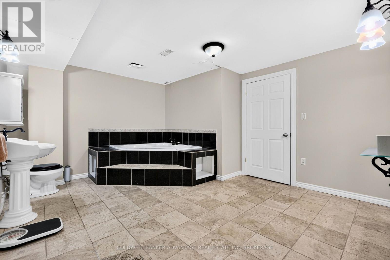 #1 5595 DRUMMOND ROAD - 18
