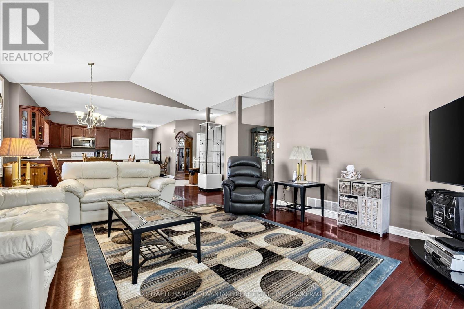 #1 5595 DRUMMOND ROAD - 3