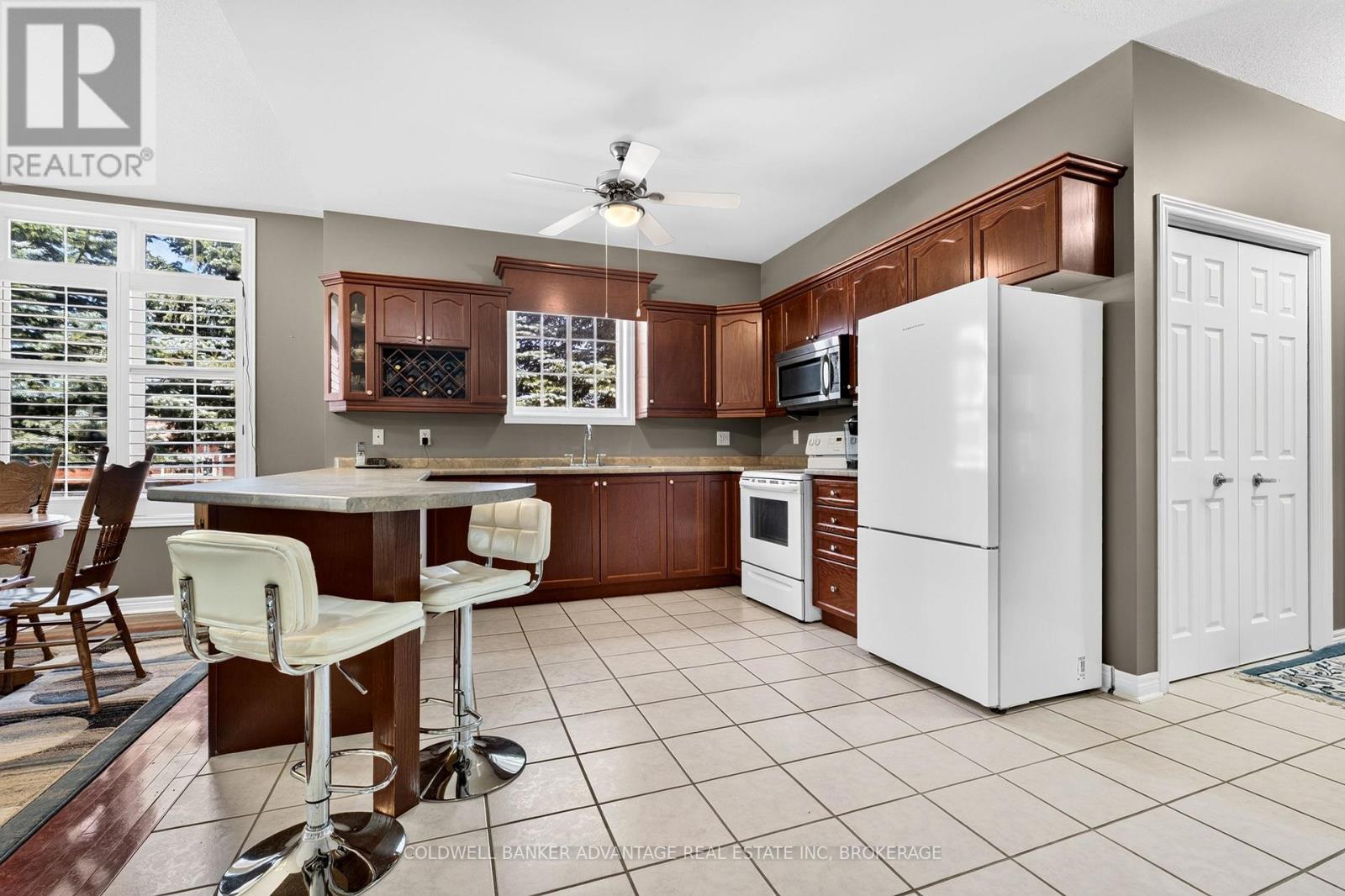#1 5595 DRUMMOND ROAD - 4