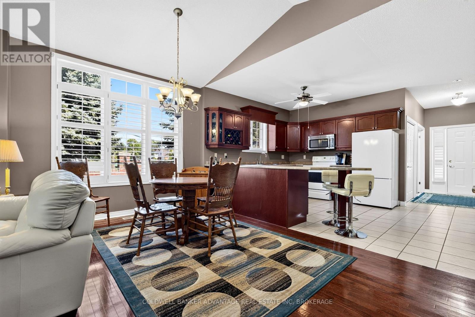 #1 5595 DRUMMOND ROAD - 5
