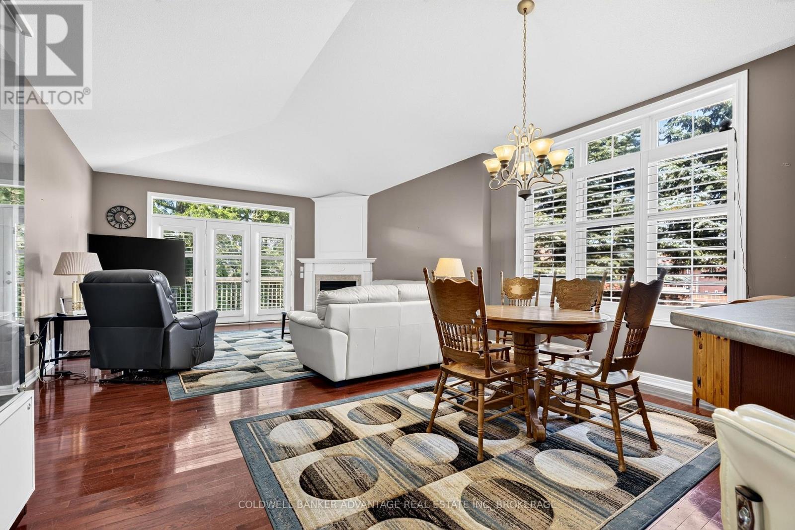 #1 5595 DRUMMOND ROAD - 6