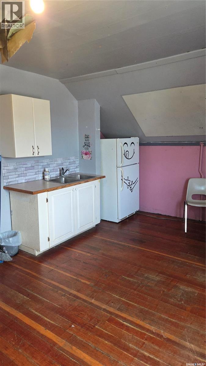 419 Home STREET W - 11