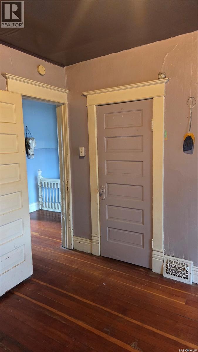 419 Home STREET W - 12