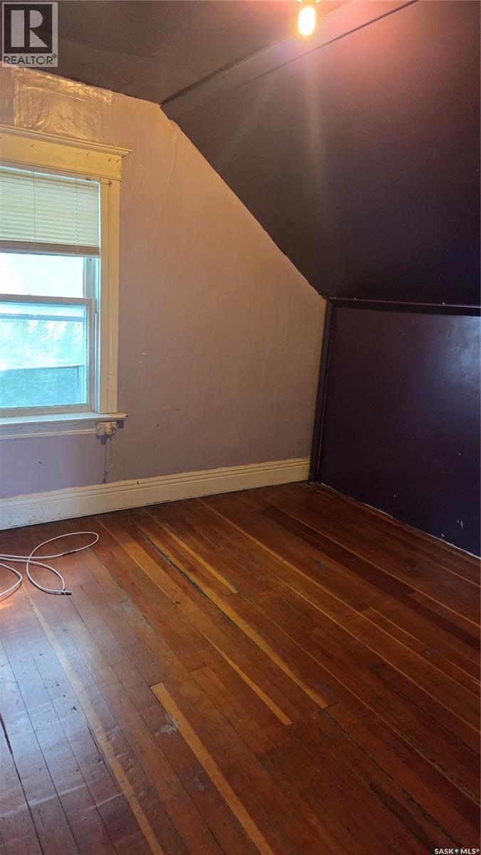 419 Home STREET W - 13