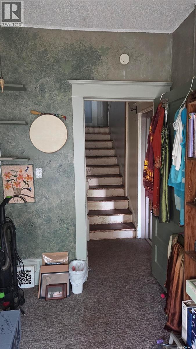 419 Home STREET W - 8