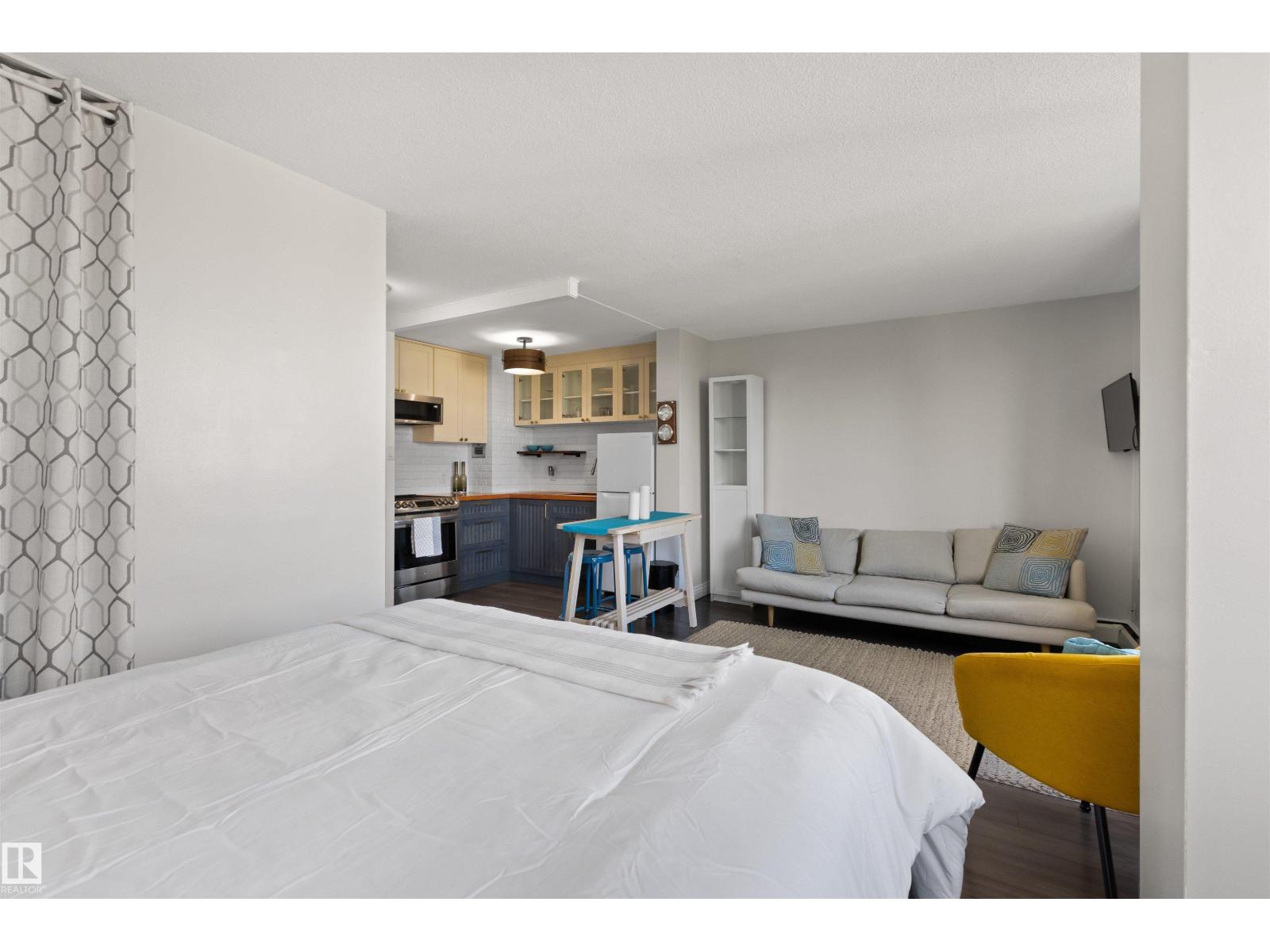 #705 9816 112 ST NW - 15