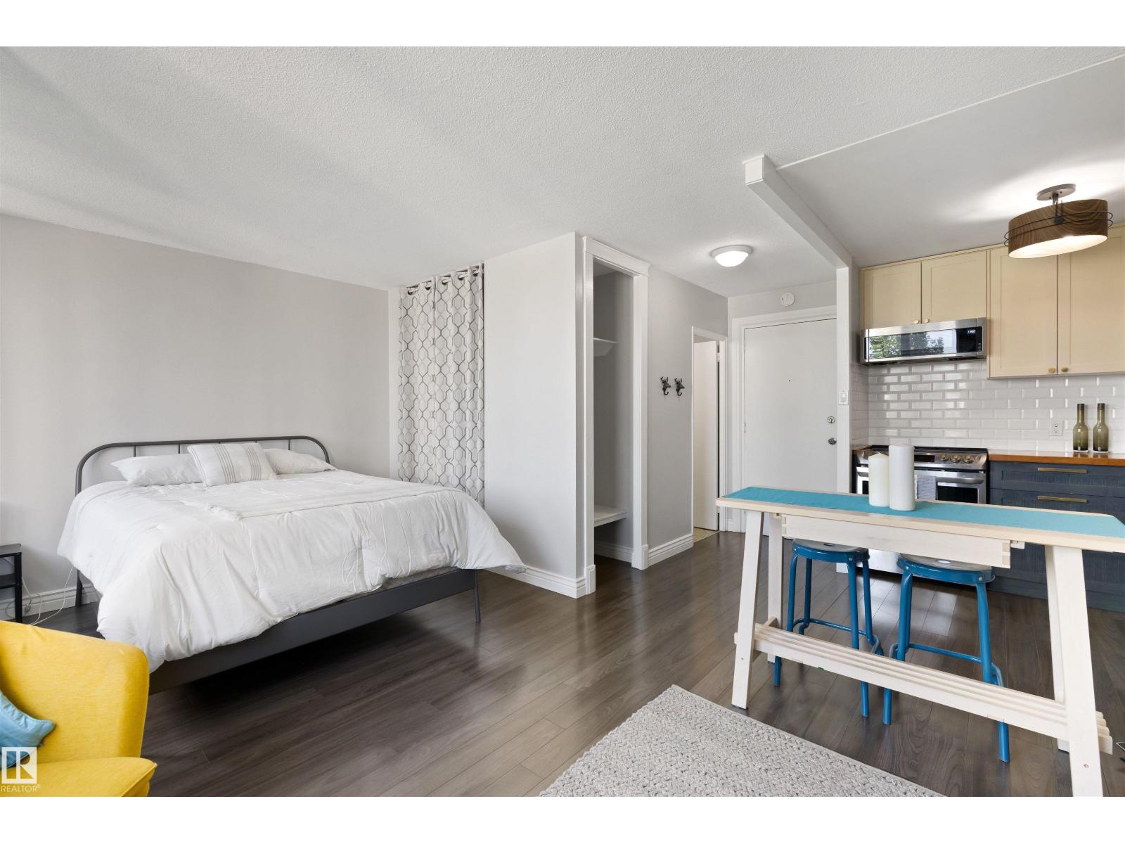 #705 9816 112 ST NW - 14