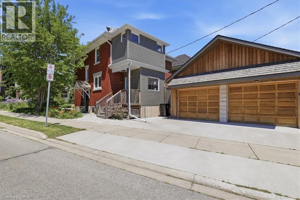859 QUEEN'S Boulevard - 3