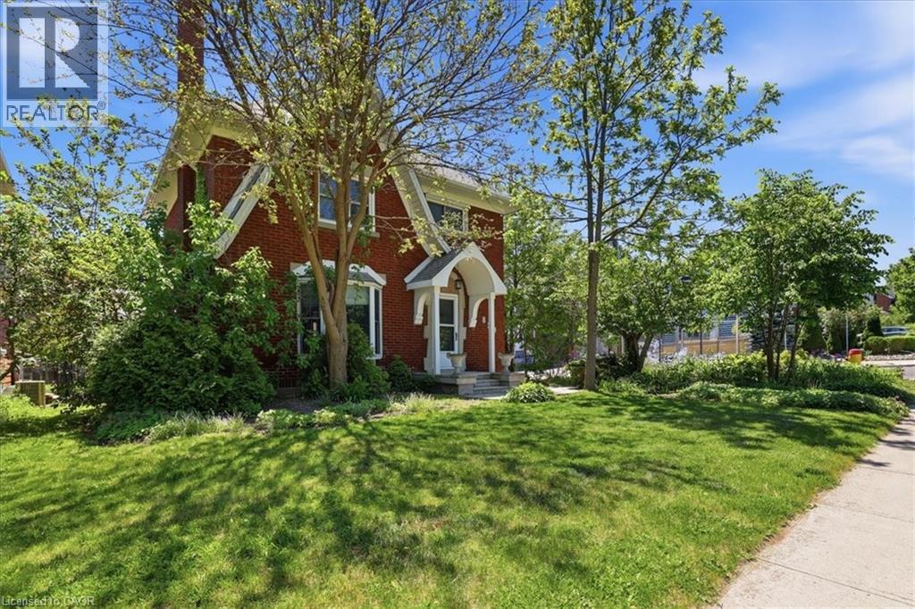 859 QUEEN'S Boulevard - 1