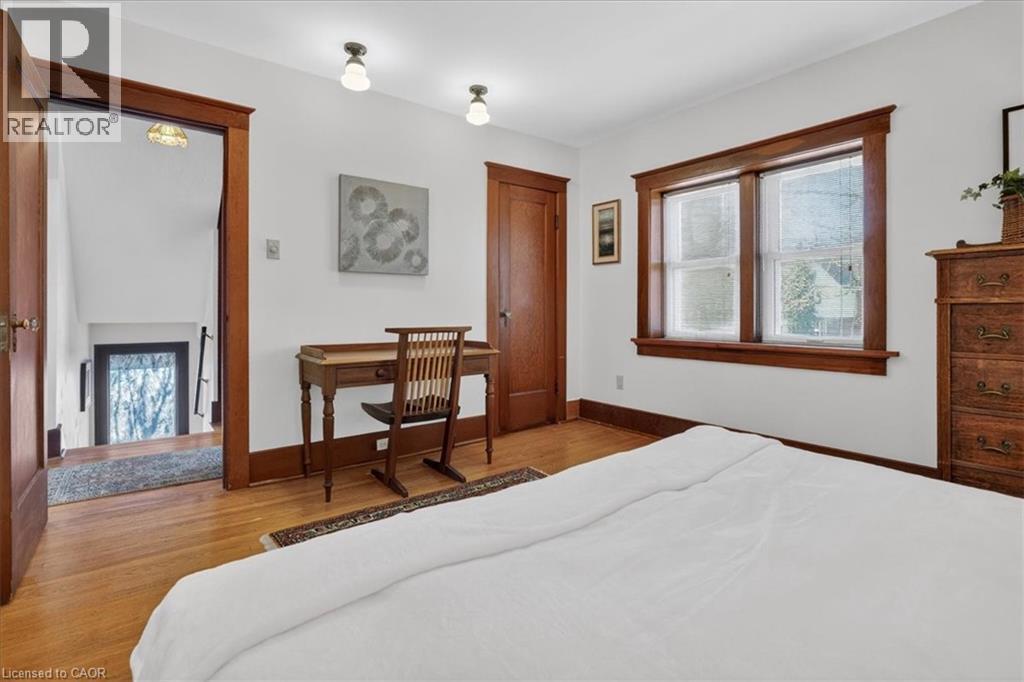 859 QUEEN'S Boulevard - 18