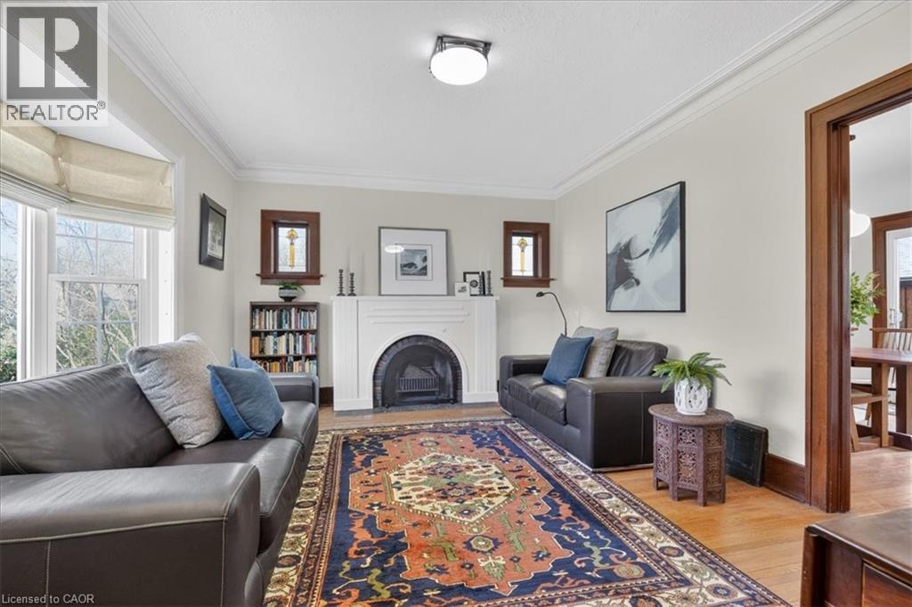 859 QUEEN'S Boulevard - 7