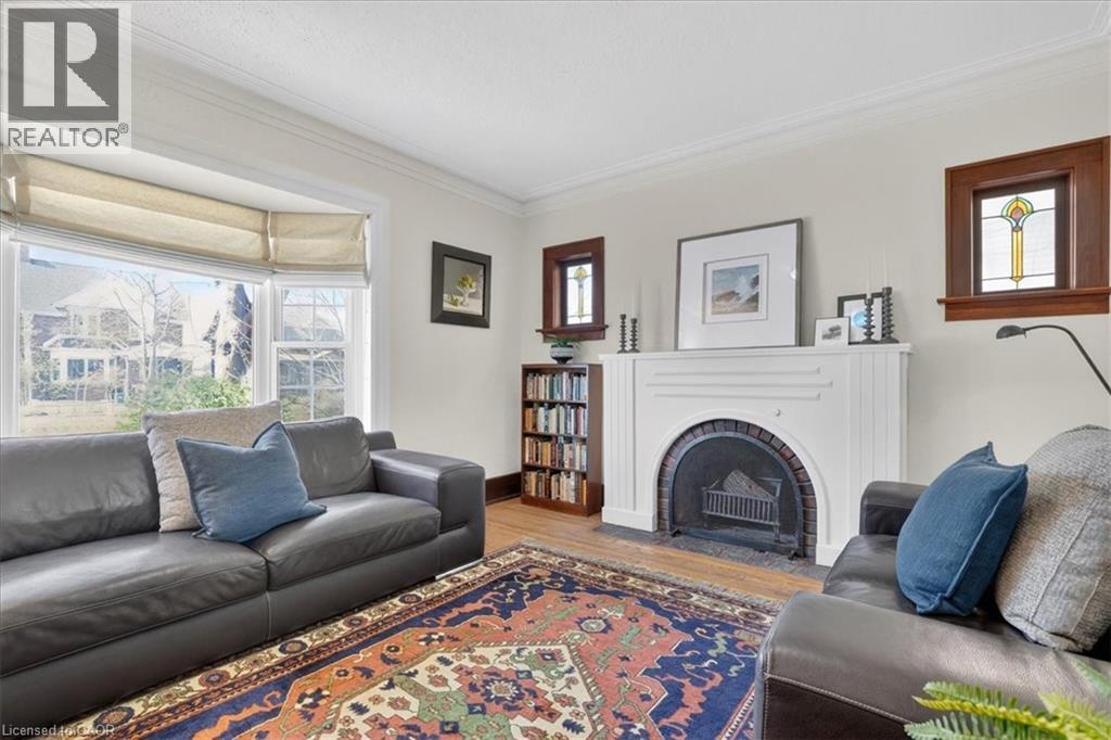 859 QUEEN'S Boulevard - 9