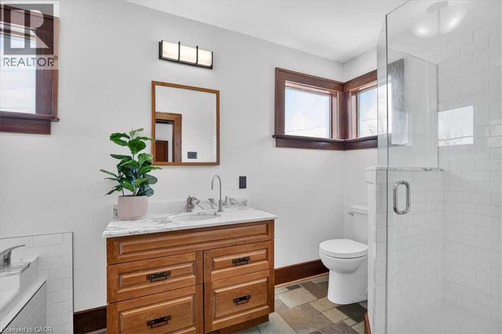 859 QUEEN'S Boulevard - 23