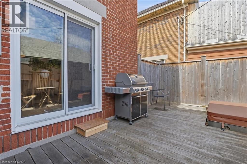 859 QUEEN'S Boulevard - 32