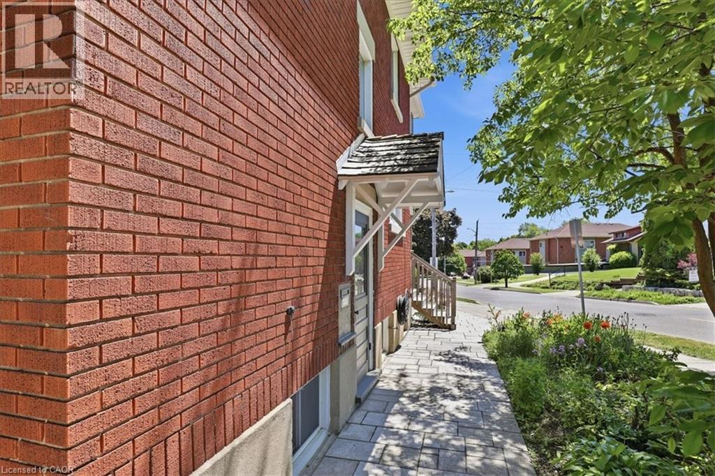 859 QUEEN'S Boulevard - 36