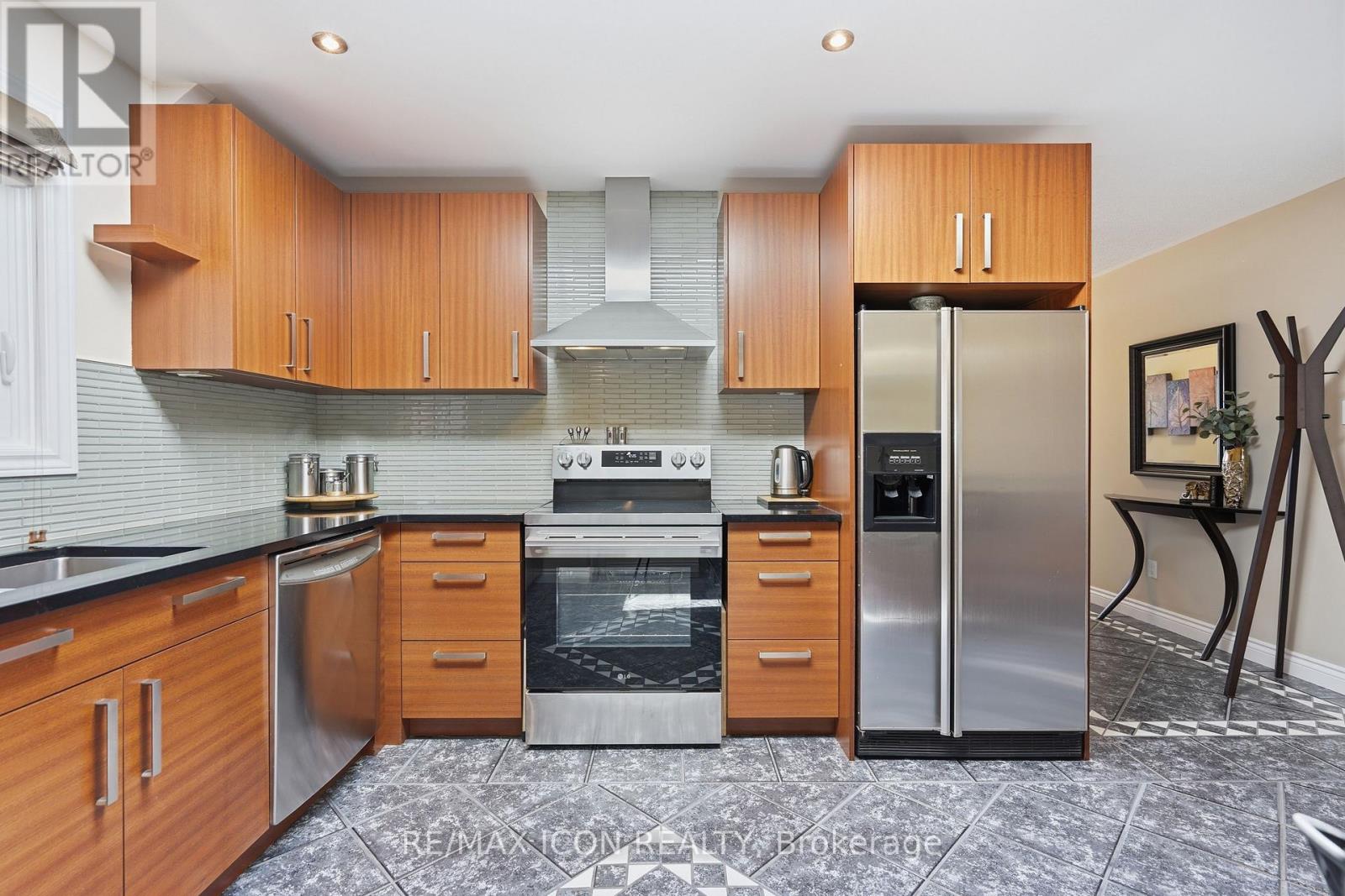 66 ASHLEY CRESCENT - 17