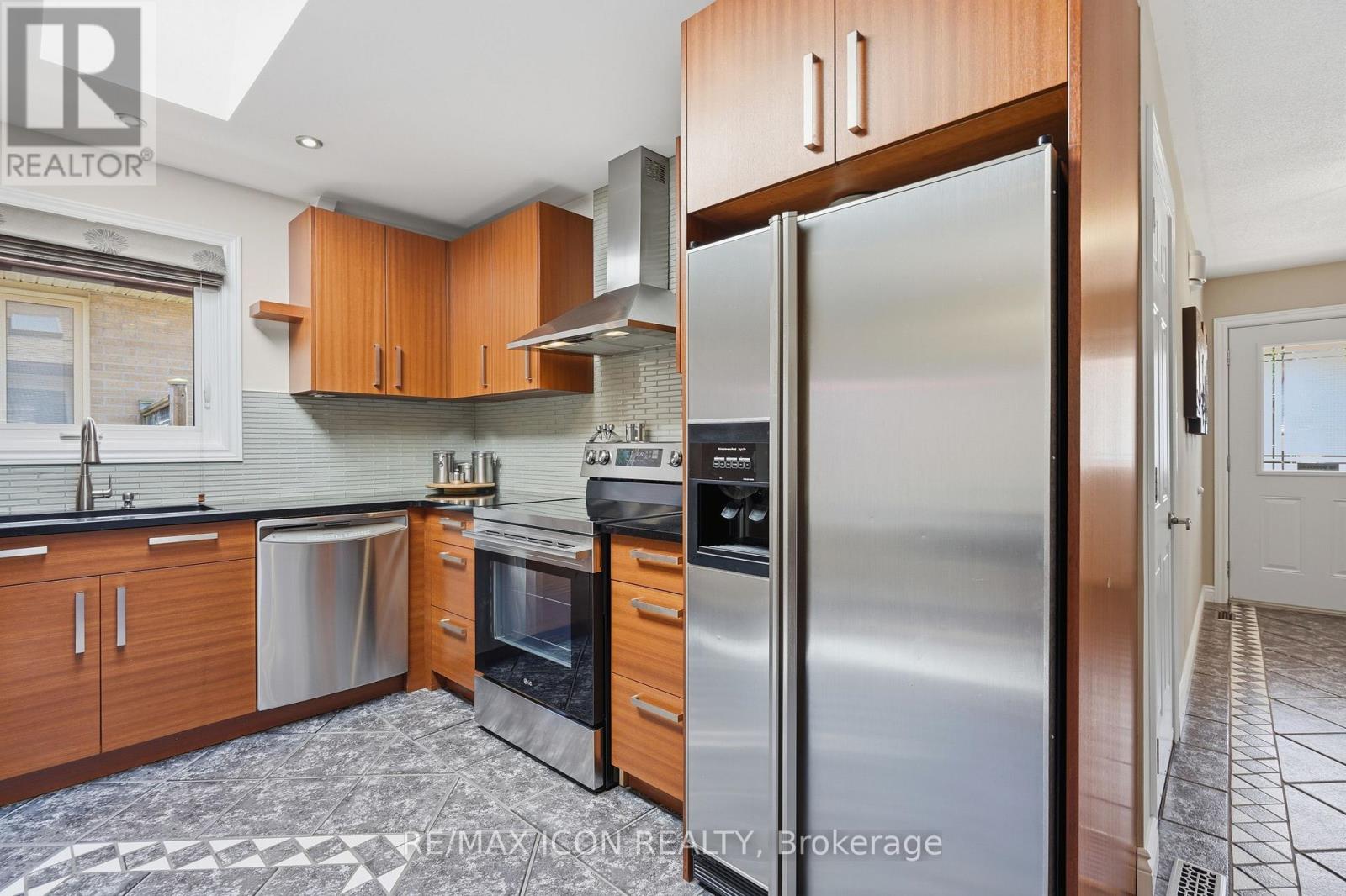 66 ASHLEY CRESCENT - 18