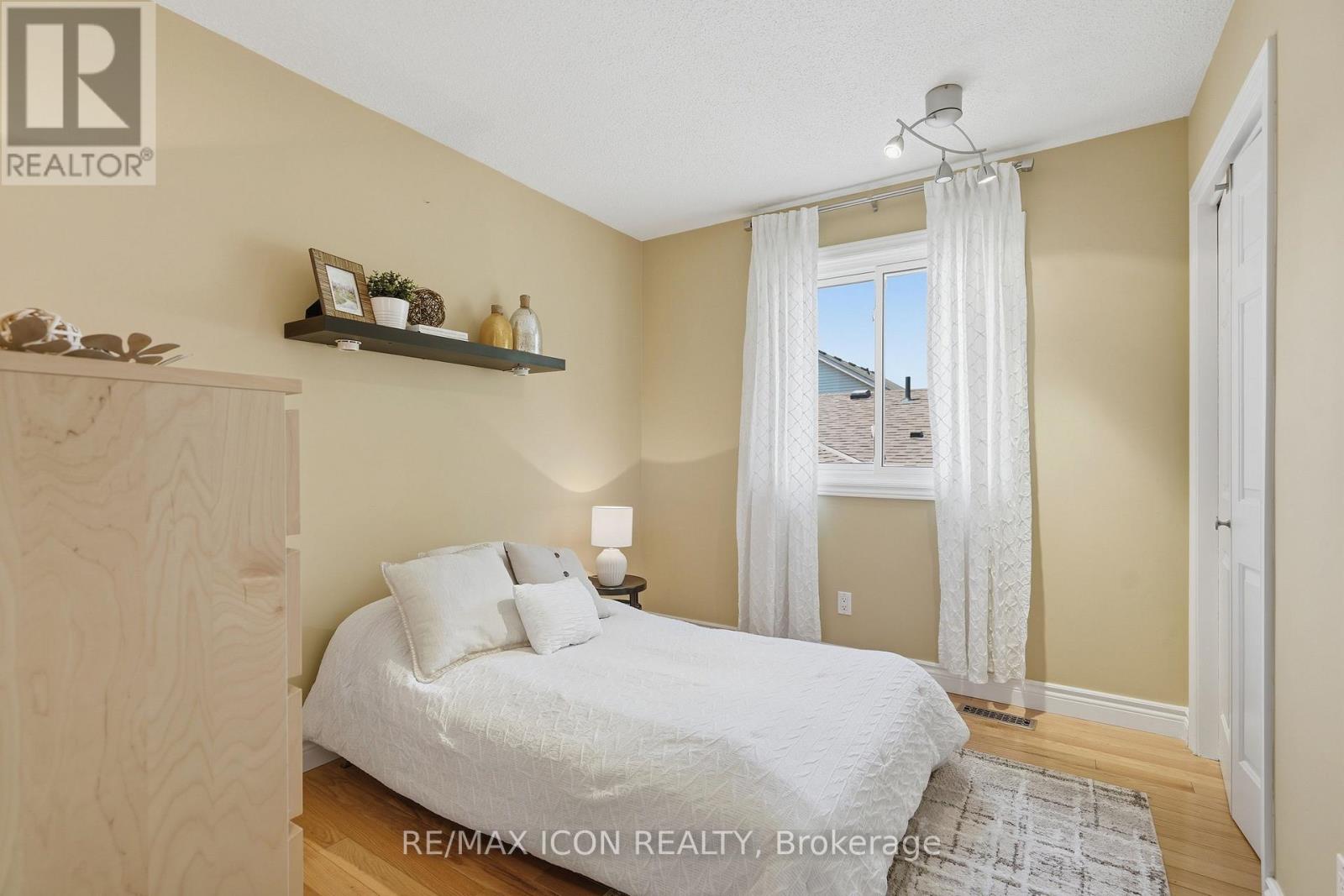 66 ASHLEY CRESCENT - 27