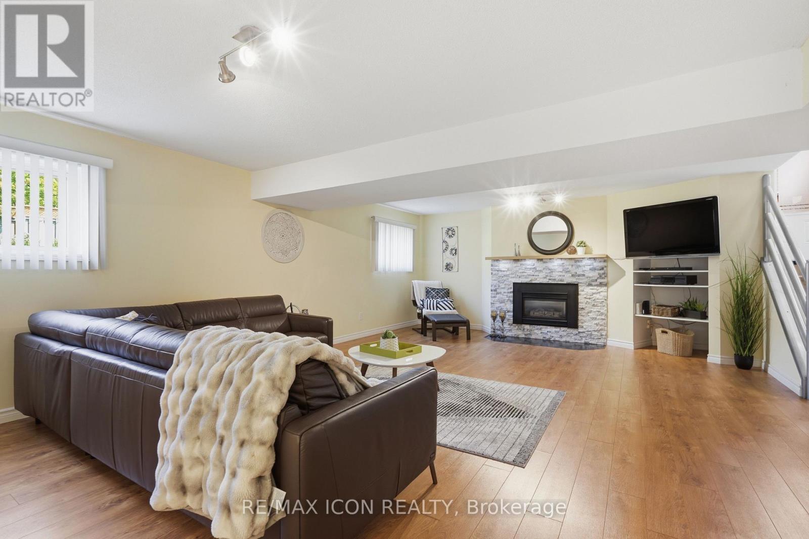 66 ASHLEY CRESCENT - 32