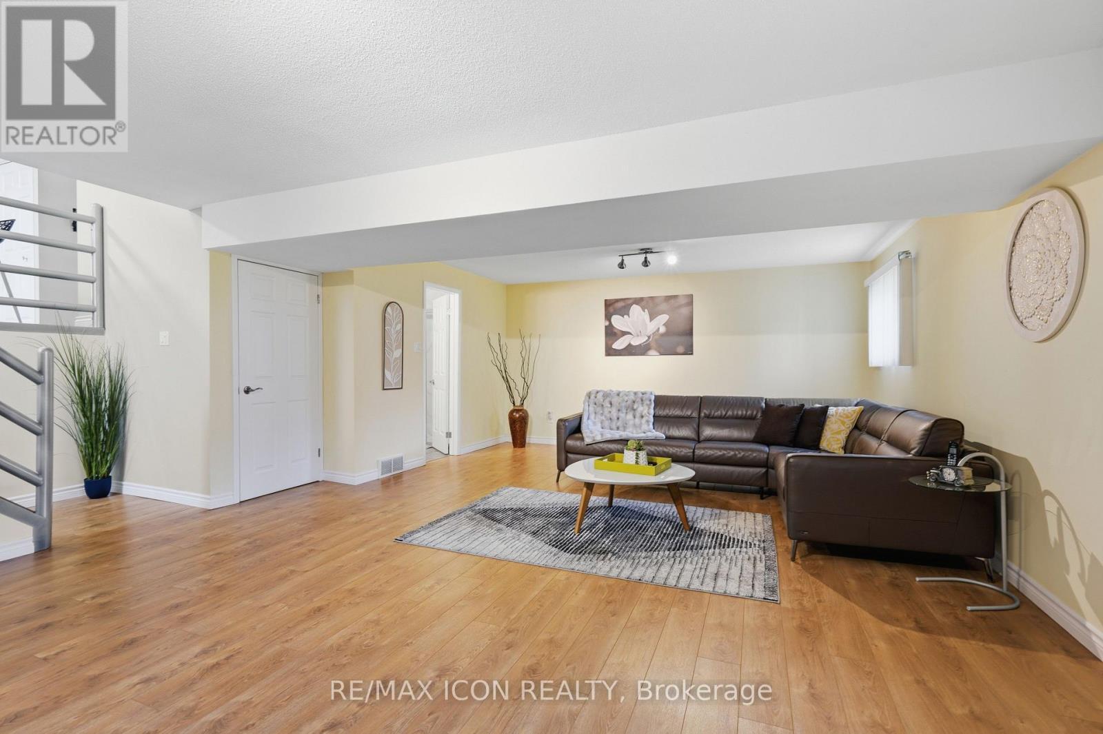 66 ASHLEY CRESCENT - 34