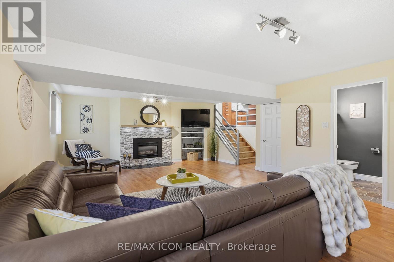 66 ASHLEY CRESCENT - 35