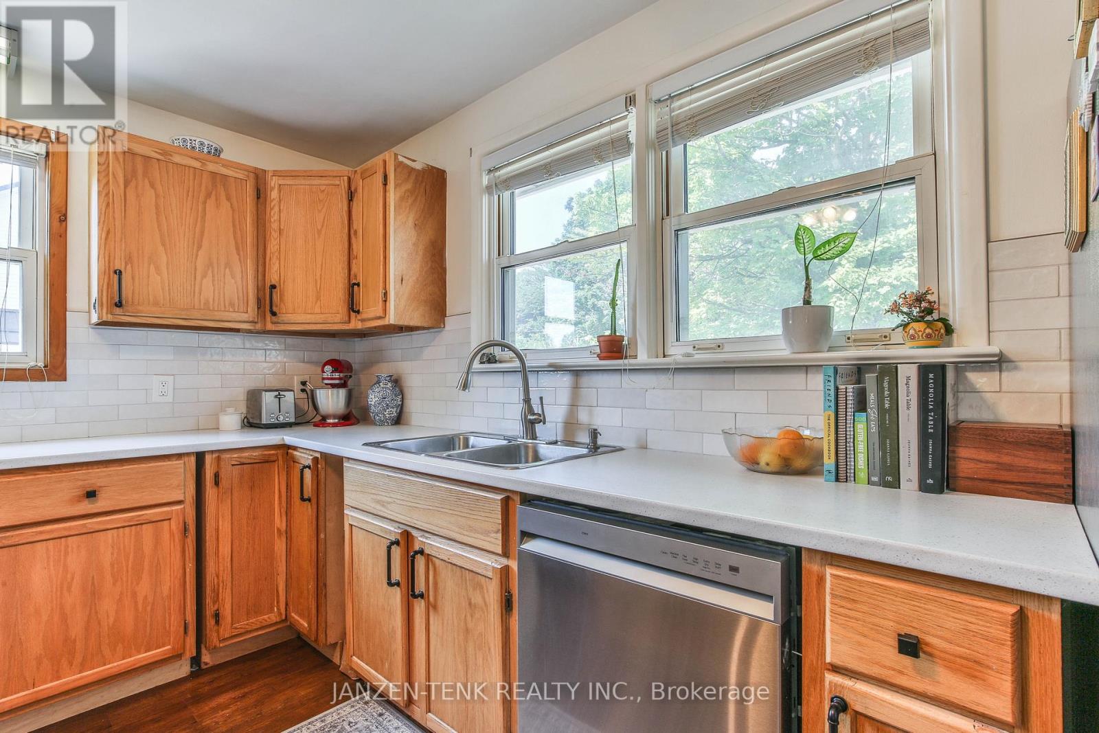 51 VICTORIA STREET S - Image 10
