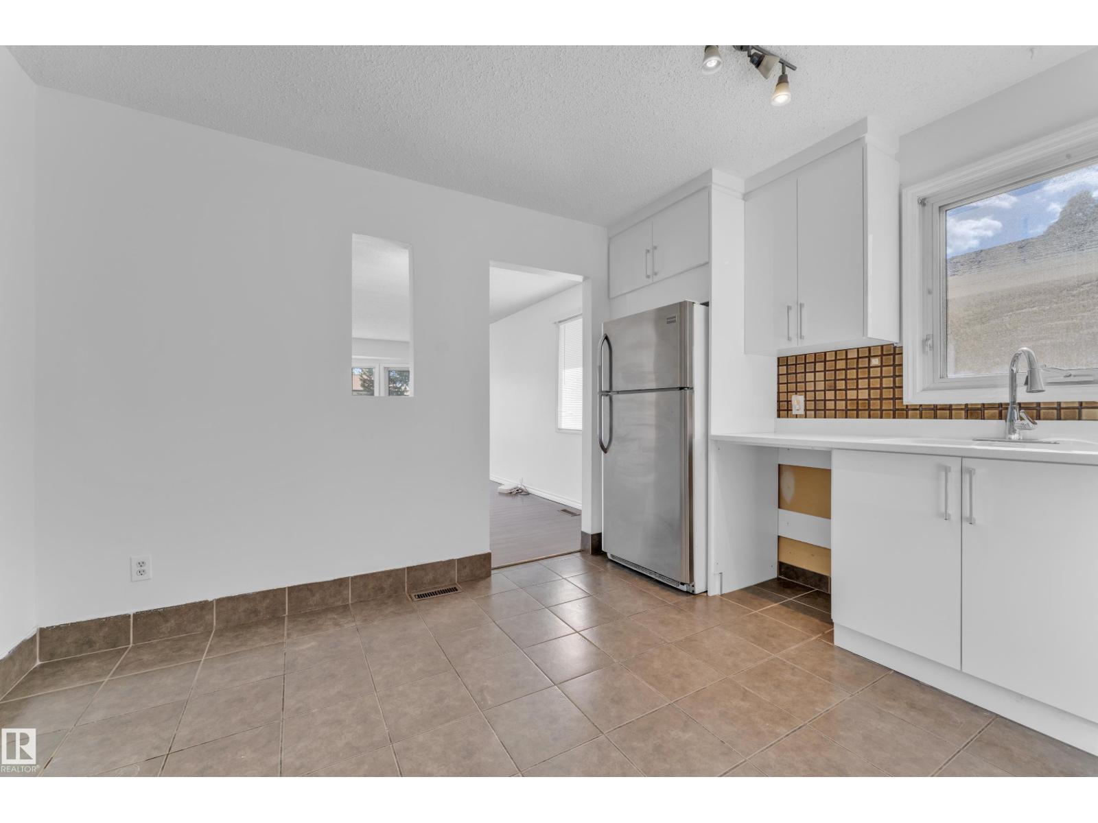 3520 19 AV NW - 10