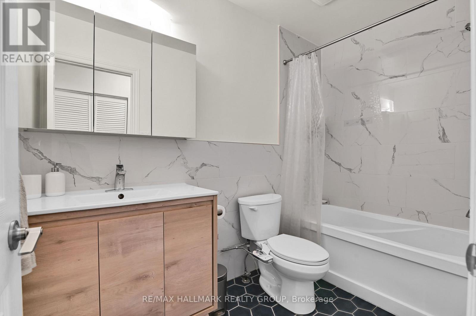 #3 1505 BALLARD COURT - 18