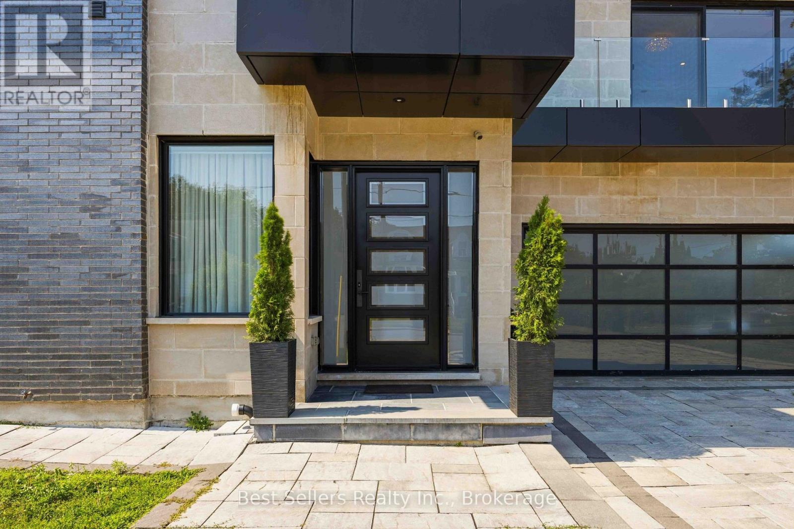 52 Grantbrook Street North, Toronto, ON photo 2