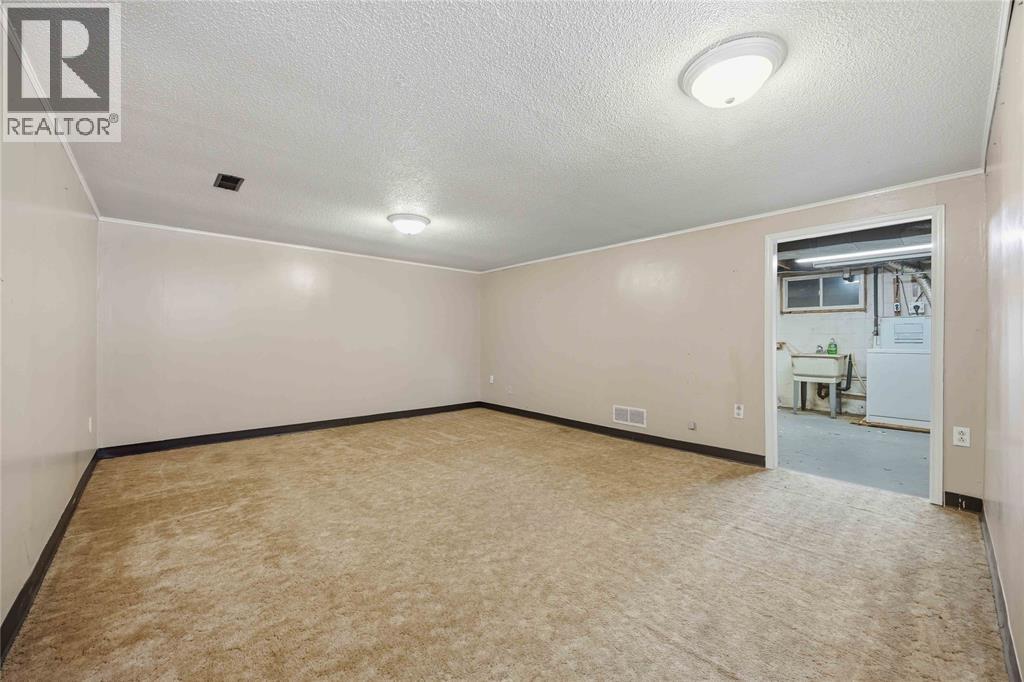 637 ROGER STREET - 26
