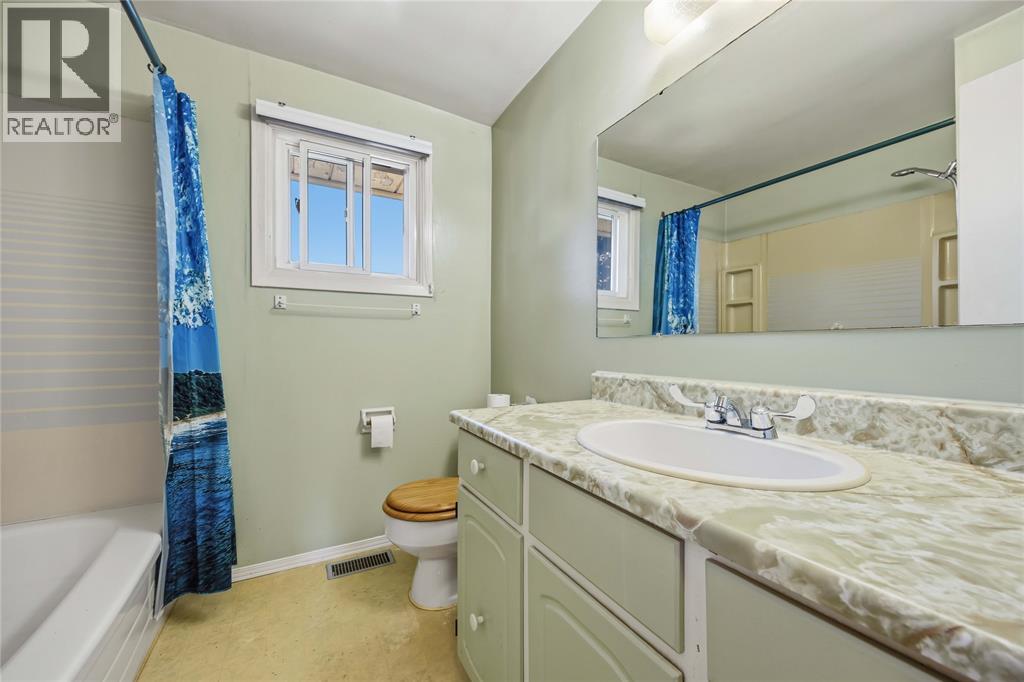 637 ROGER STREET - 25
