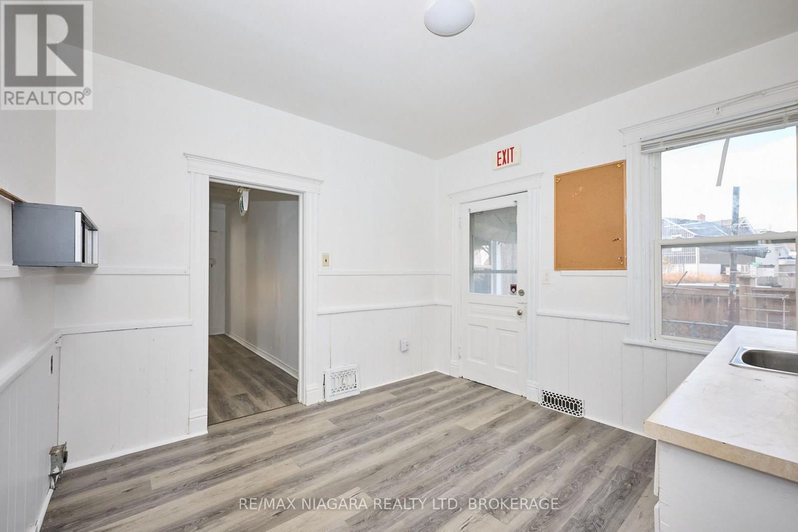 105A WELLAND AVENUE - 11