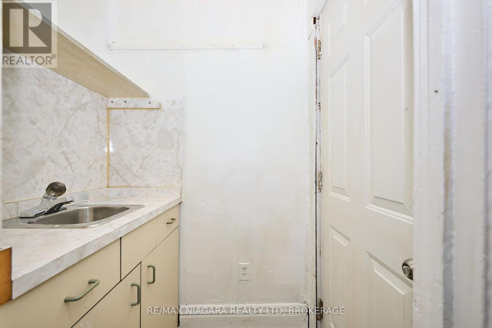 105A WELLAND AVENUE - 18