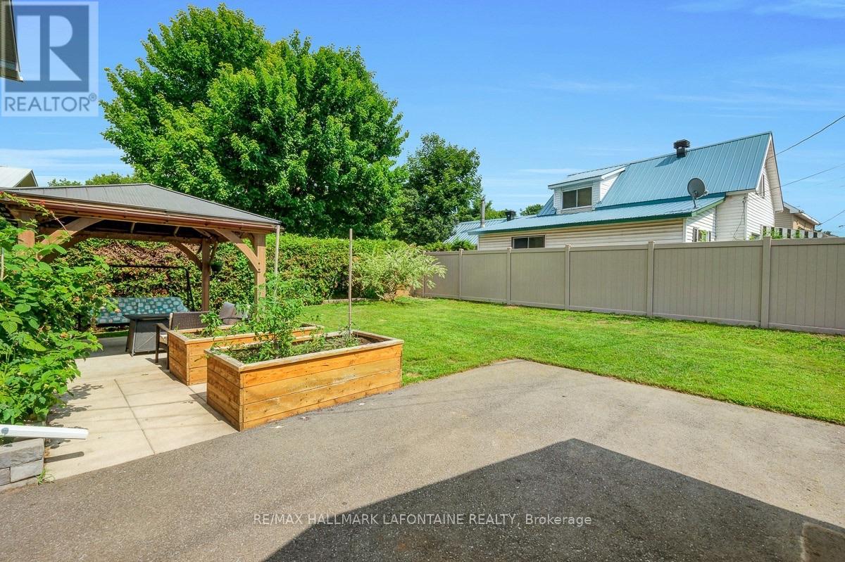 1255 LAURIER STREET - 39