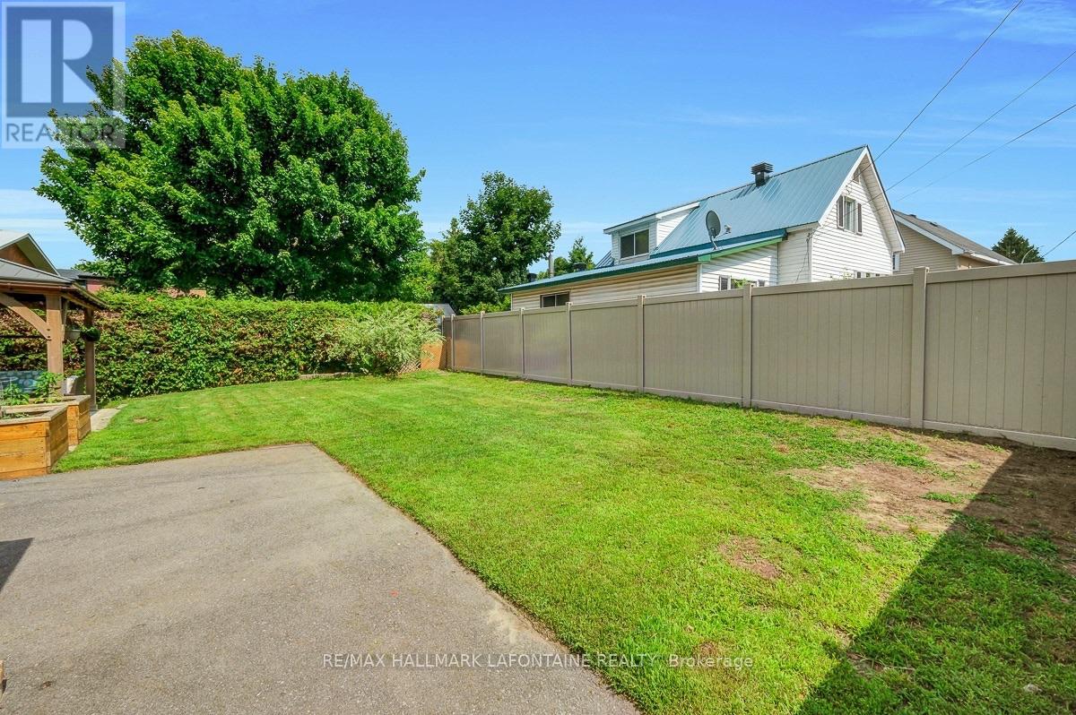 1255 LAURIER STREET - 40