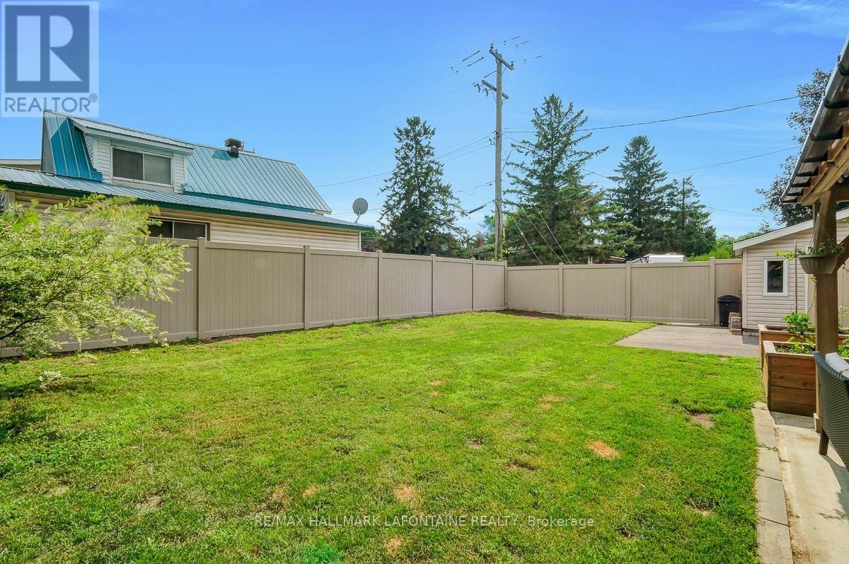 1255 LAURIER STREET - 42