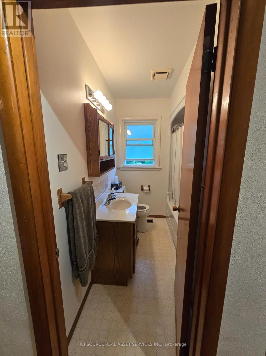 388 GRIFFITH STREET - 13