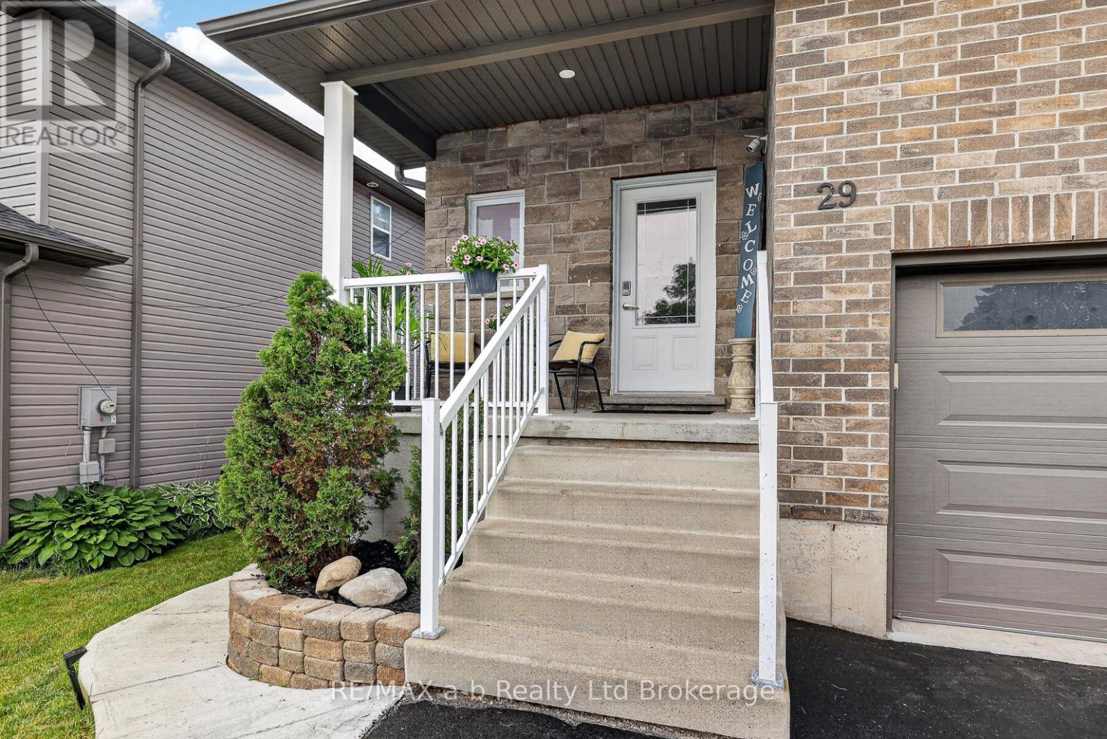 29 KENDELL LANE - 32