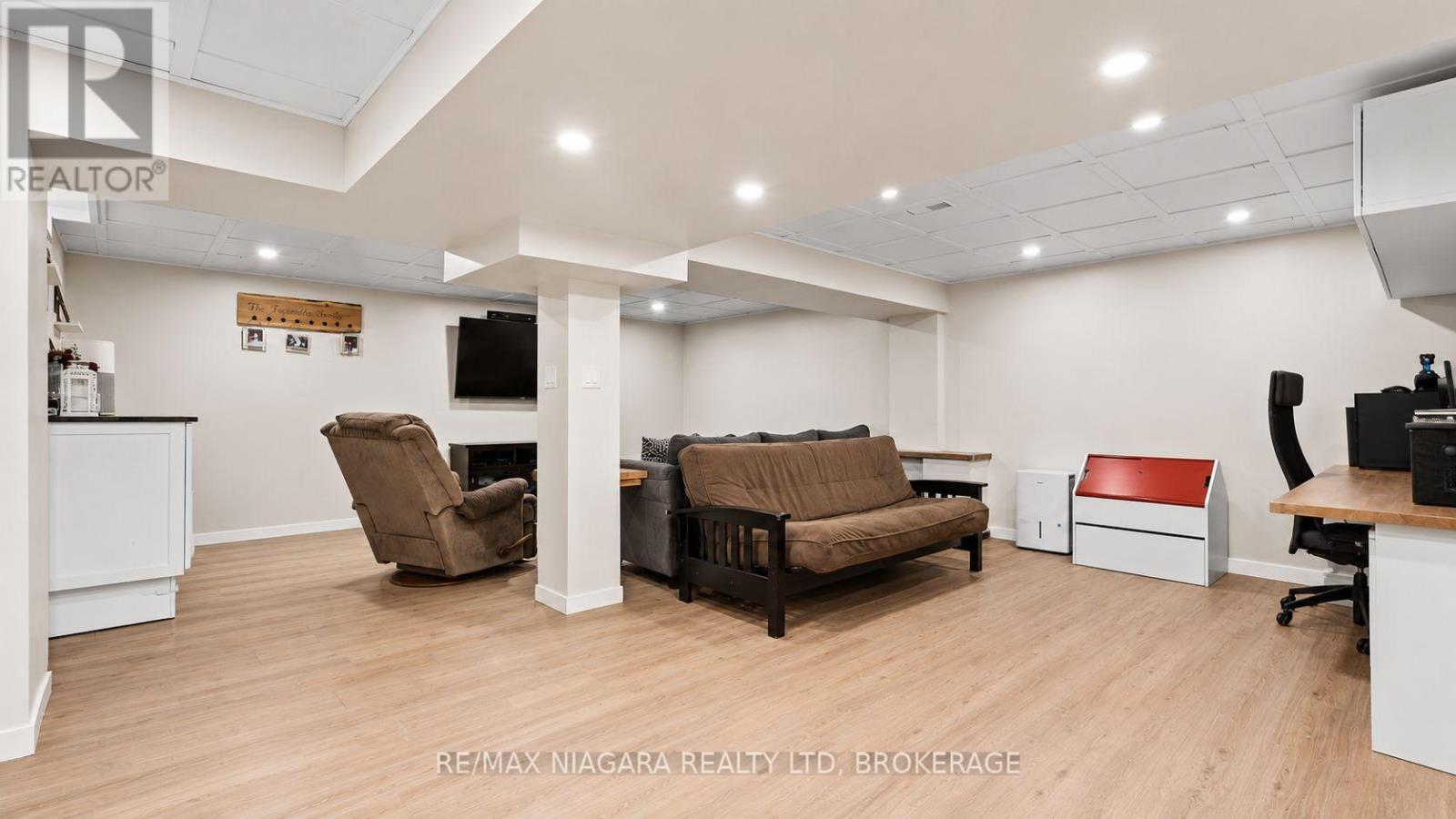 17 JACKSON COURT W - 18