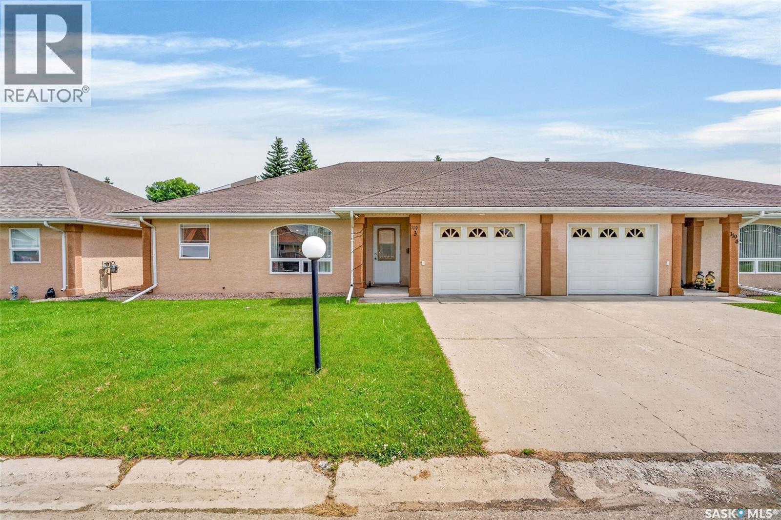 3 119 McKendry AVENUE W - 1