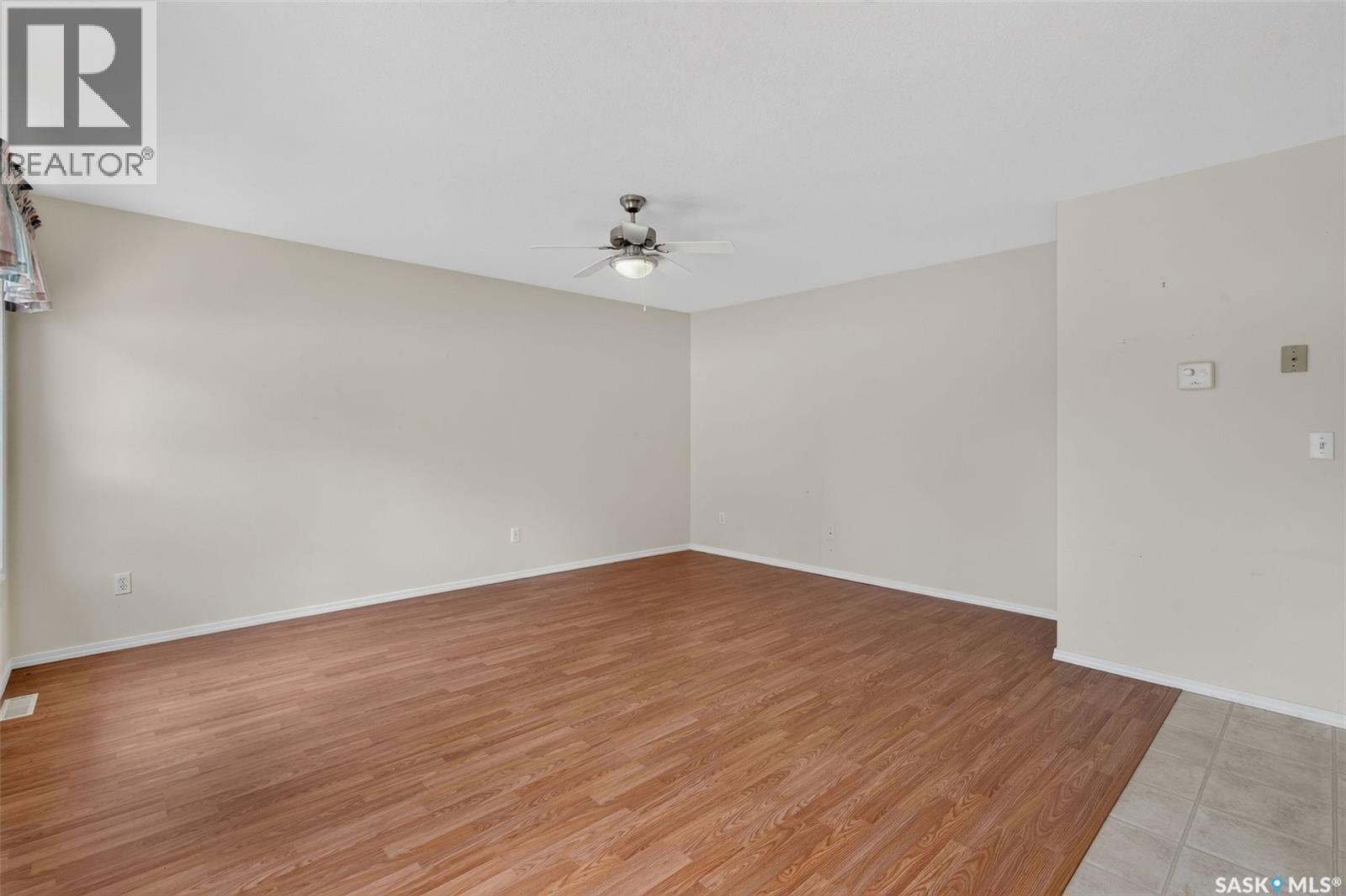 3 119 McKendry AVENUE W - 11