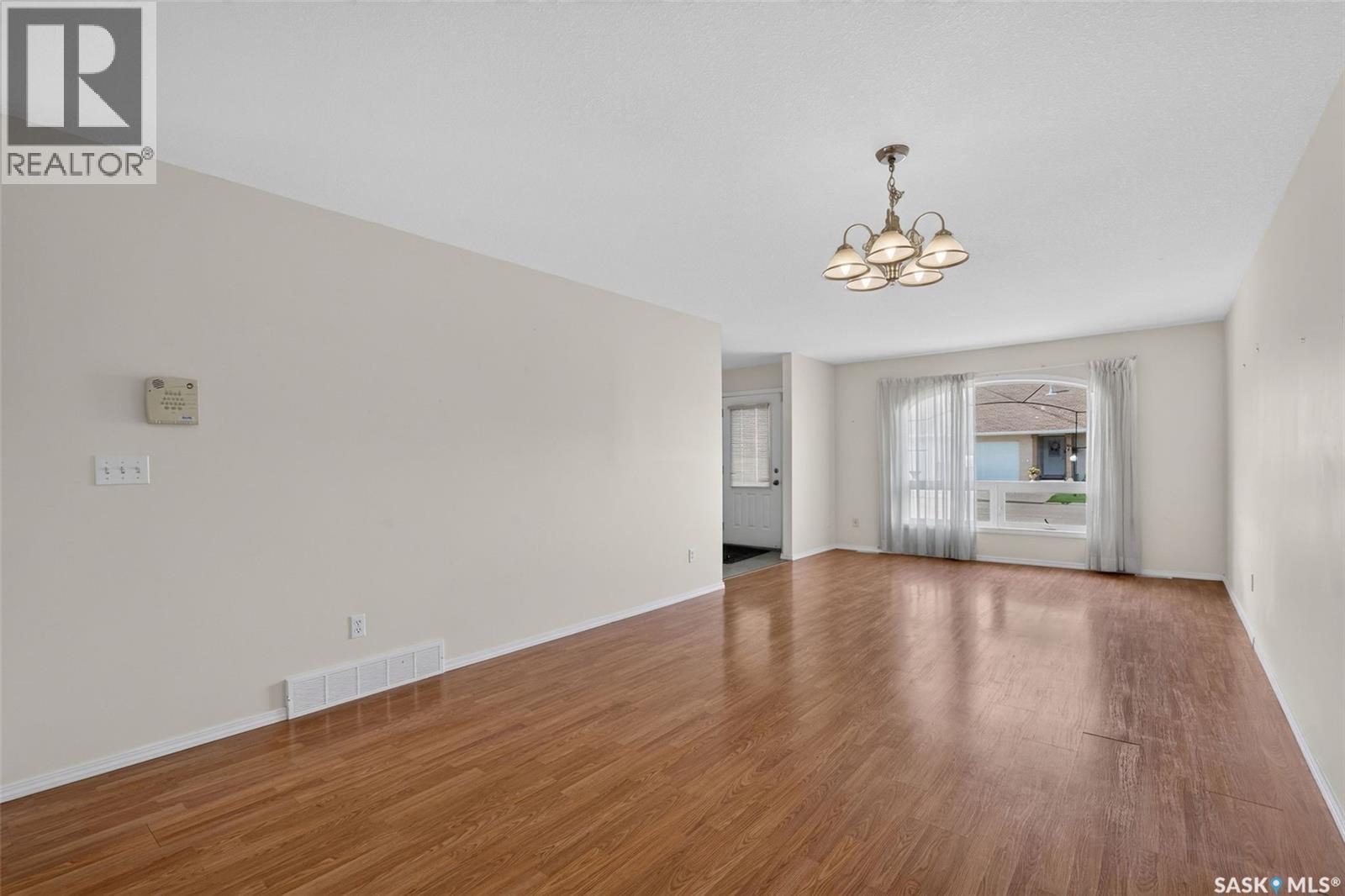 3 119 McKendry AVENUE W - 12