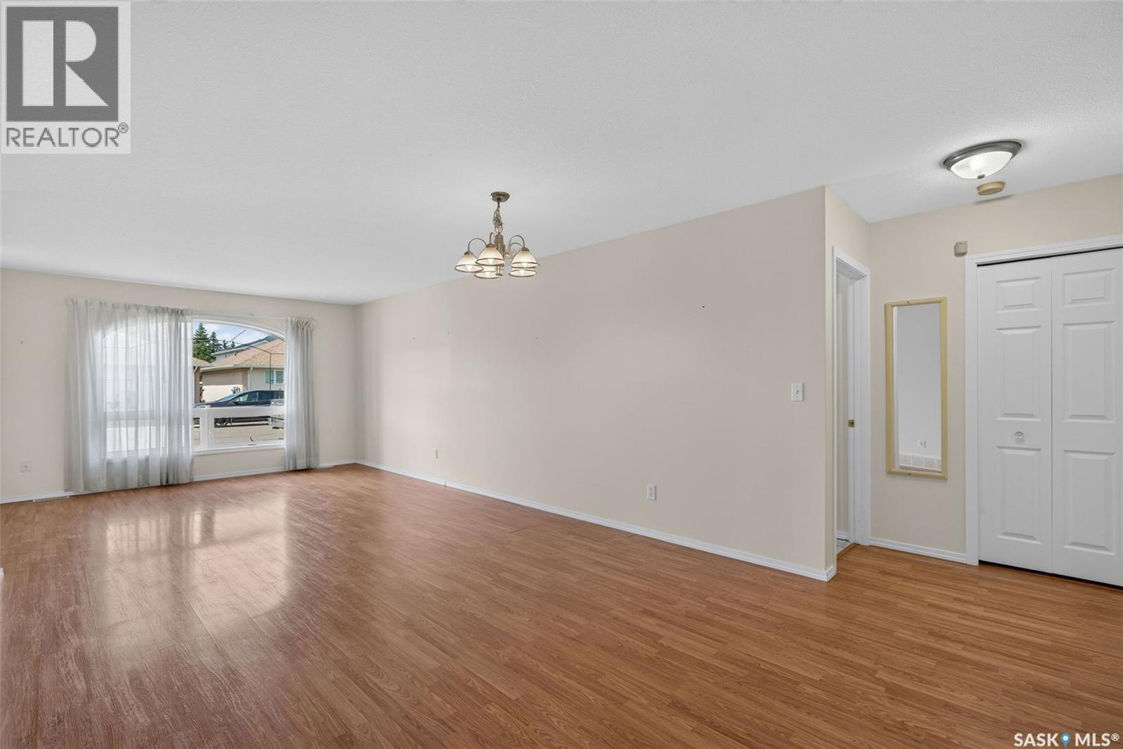 3 119 McKendry AVENUE W - 13