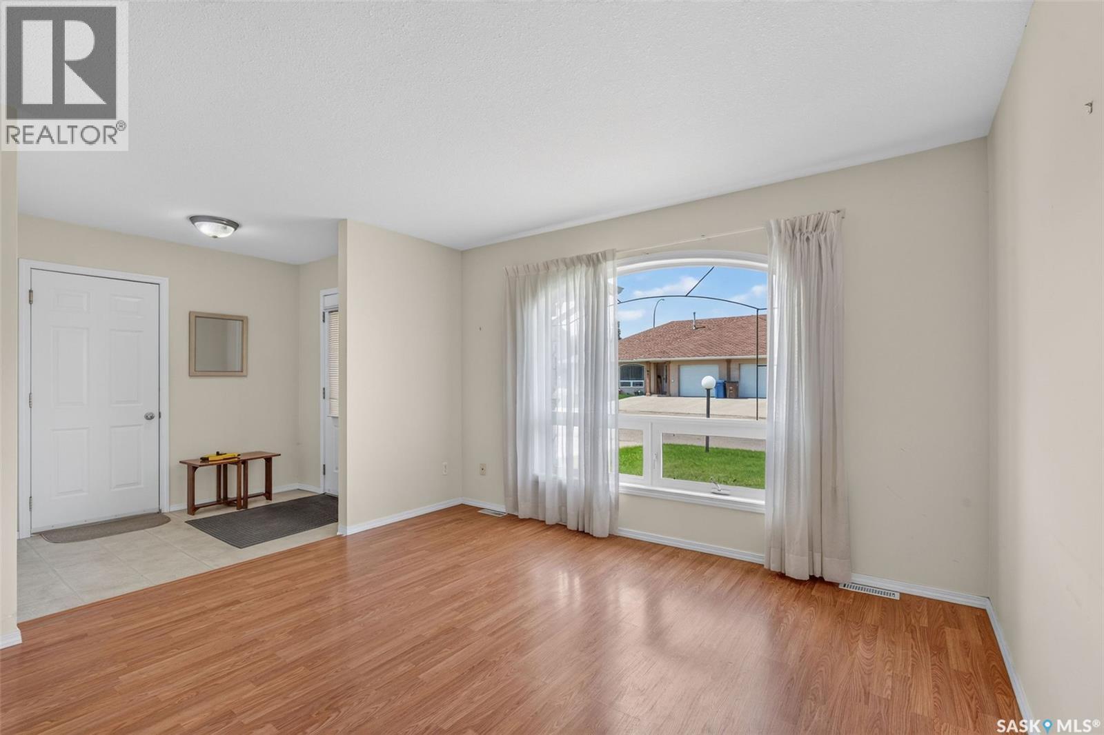 3 119 McKendry AVENUE W - 14