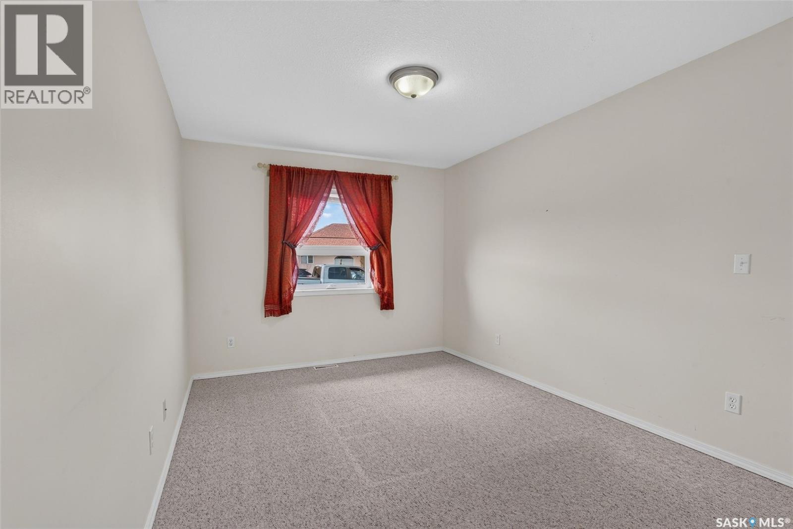 3 119 McKendry AVENUE W - 22