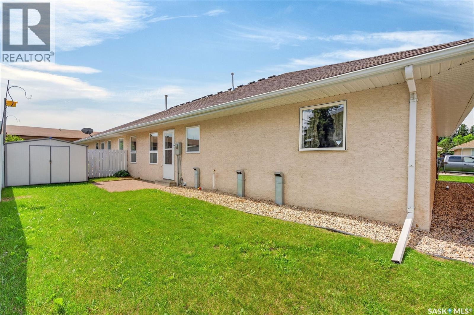 3 119 McKendry AVENUE W - 25