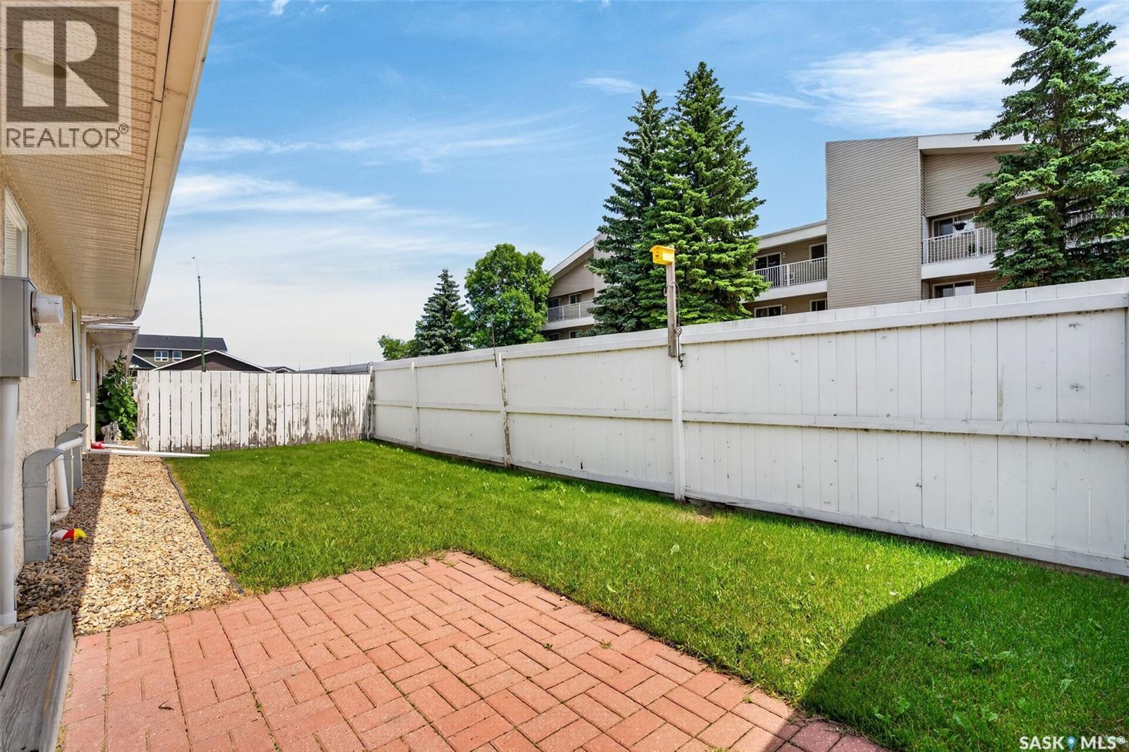 3 119 McKendry AVENUE W - 26